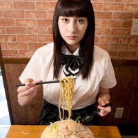 早見あかりのライバルに成田凌参戦！「ラーメン大好き小泉さん」新春1時間SP 画像