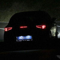 暗闇に見た開発車両の正体は？ VWグループ渾身の主力モデルか 画像
