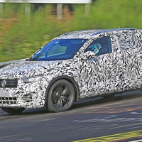 VW、300馬力のコンパクトSUV「T-Roc R」開発中…ニュルで高速テスト 画像