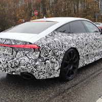 アウディ RS7 新型はハイブリッドで700馬力に!? プロトタイプを激写 画像