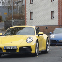 ポルシェ 911 新型、現行モデル引き連れ最終テスト…進化くっきりと 画像