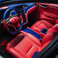 2.7秒で時速100km...スーパーマンの服着たテスラ モデルSが初公開! 画像