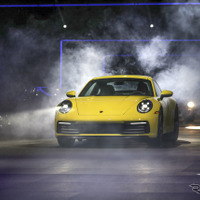 ポルシェ 911 新型、ワールドプレミアの瞬間…歴代のイメージを継承しつつも機能面での進化は大 画像