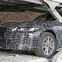 BMW初の4ドアクーペEV、『i4』市販型を激写！キドニーグリルはEV専用デザイン 画像