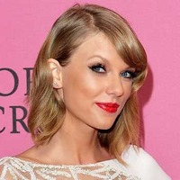 テイラー・スウィフト、聴力を失いつつあるファンの少女とシドニー公演で対面 画像