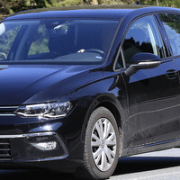 VW ゴルフ 新型は9月デビューか、鋭い目つきの最終デザインが露出 画像