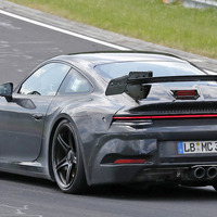 ポルシェ 911GT3 新型、電動化はナシ！ 巨大ウィング装着でニュル出現 画像