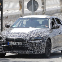 BMW初の4ドアEVクーペ「i4」、車高は高くクロスカントリー風？ 画像