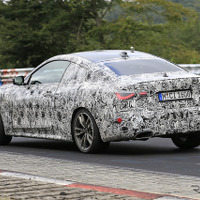BMW 4シリーズクーペ、開発車両がニュルに出現…“ミニ8シリーズ”となるか 画像