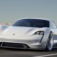 ポルシェ、新型スポーツカーでEV市場に参入 画像