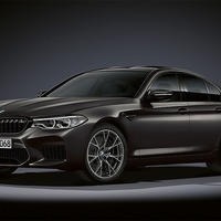 BMW M5誕生35周年記念モデル、内外装に限定装備を多数採用 価格2160万円 画像