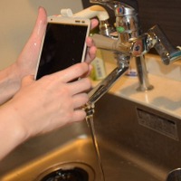 実際に洗ってみた、ママも安心…ハンドソープで“洗える”スマホがKDDIから登場 画像