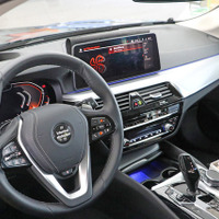 BMW 5シリーズツーリング 改良新型の内装を激写…ワイドタッチスクリーン搭載へ 画像