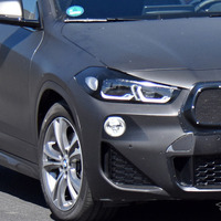 BMW X2 もグリル大型化か…新ヘッドライトも装着、改良新型をスクープ！ 画像