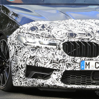戦闘態勢は万全！BMW M5 改良新型、新デザインもくっきりと 画像