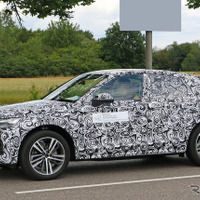 アウディの新型クーペSUV「Q5スポーツバック」最新プロトをスクープ…グリルやライトに専用デザイン 画像