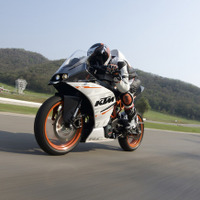 【KTM RC250 試乗】ライバル凌ぐ本格装備でスポーツライディングを気軽に…青木タカオ 画像