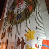 はじいたり飛ばしたり…西新宿に参加型アート登場、「光のクリスマス」12/25まで 画像