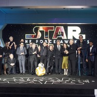 デイジー・リドリー＆ジョン・ボイエガ、ロンドン凱旋！　夜空に巨大ライトセーバー出現 画像