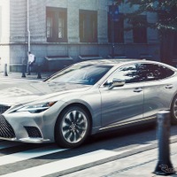 【レクサス LS 改良新型まとめ】シルバーに輝くブランドのフラッグシップサルーン…価格やデザイン、試乗記 画像