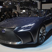 【東京モーターショー15】レクサス、LF-FC 初公開…燃料電池搭載の最上級サルーン 画像