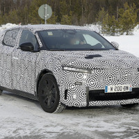 日産 アリア の兄弟車が22年にデビュー!? ルノー版電動SUV、市販型を初スクープ 画像