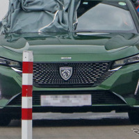 プジョー 308 次期型は“新ライオンマーク”装着！高級感アップ、PHEVも 画像