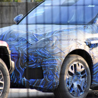 マセラティの新型SUV『グレカーレ』、実車をスクープ！大きなヘッドライトがくっきり 画像