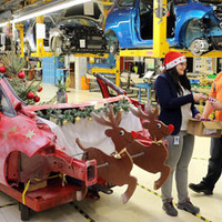 【クリスマス】フォードの独工場にサンタのソリ…廃車の フィエスタ 流用 画像