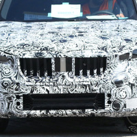 BMW X1 次期型プロトタイプ、ついに最終ヘッドライト装着！湾曲ディスプレイも搭載か 画像