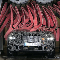 流行りの上下二段ライトがキラリ…BMW X7 改良新型、最新プロトタイプをスクープ 画像