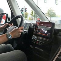 復活のワーゲンバス『ID.BUZZ』乗用車バージョンを初スクープ！内装も激写 画像