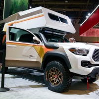 『タコジラ』登場?! タコマTRDスポーツ のキャンピングカー…SEMA 2021 画像
