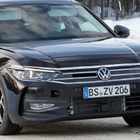 セダン廃止説どうなる？ VW『パサート』次期型、市販ボディをスクープ 画像
