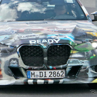 8000万円超のBMW『M4』!? グリルは小型化、屋根にスポイラー、ド派手な「3.0 CSLオマージュ」実車を目撃 画像