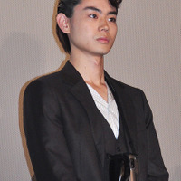 中島裕翔の晴れ舞台に“父”菅田将暉、“母”夏帆、授業参観気分でうっとり 画像