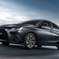 トヨタ ヤリスのセダンが新型に、ファストバックデザインを採用［詳細写真］ 画像