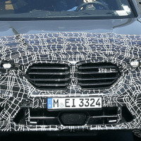 BMWのグリルがまた変わる!? 『X5M』改良新型は“横型”デザインに 画像