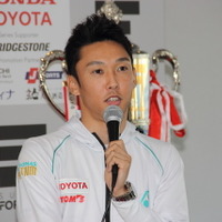 【東京オートサロン16】横浜ゴムのトークショーに中嶋一貴、小林可夢偉ら登場 画像