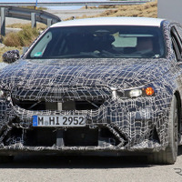 BMW史上最強セダンとなる『M5』次期型、量産仕様のフロントバンパーが丸見え 画像