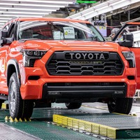 トヨタの最上位SUVは全車ハイブリッド、『セコイア』新型を米工場で生産開始 画像
