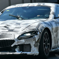 フェラーリ最後のV12エンジン搭載車か？ 新型スーパーカーを初スクープ 画像
