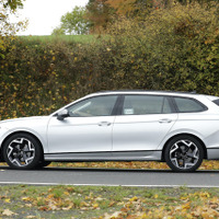 3シリーズに似ている？ VW『パサート』次期型、シルバーボディでデザイン鮮明に 画像