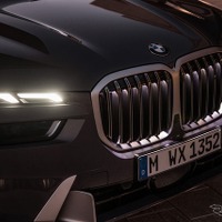 BMW X7 改良新型発売、フロントフェイス刷新…完全自動駐車など最新機能搭載 画像