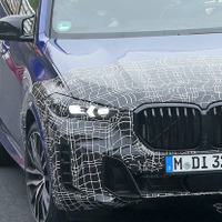BMW X5 Mパフォーマンス後継は「M60i」！新デザインのフロントマスクを激写 画像