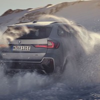 BMWの新型EV 『iX1』、313馬力ツインモーター搭載…新写真 画像