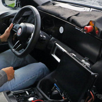 BMW『X3』次期型のコックピットを激写！湾曲ディスプレイ＆超スモールシフターが丸見え 画像