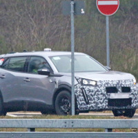 牙LEDが垂直になった！プジョーの大ヒットSUV『2008』改良新型、変更点が見えてきた 画像