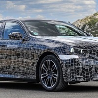 BMW 5シリーズ 次期型、3シリーズの敏捷性＋7シリーズの快適性…EV版『i5』のプロトタイプ写真公開 画像