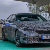 BMW 5シリーズ 次期型、EVi 5に「M60」設定へ…プロトタイプの写真公開 画像